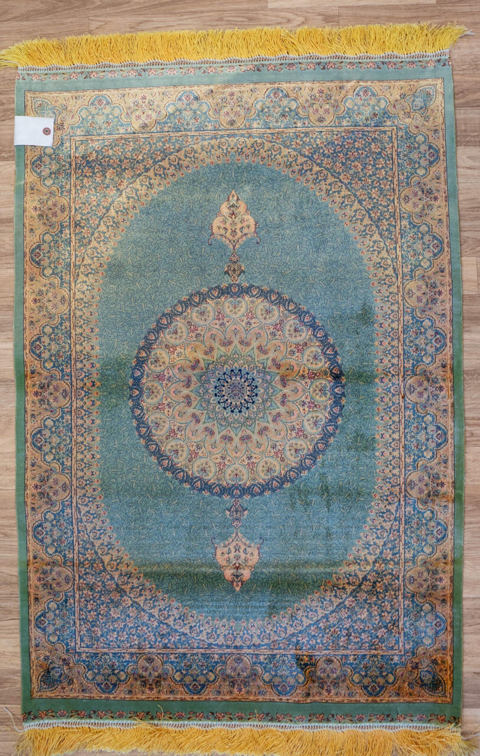 Qum Design Sik Rug 2.7'x3.11'